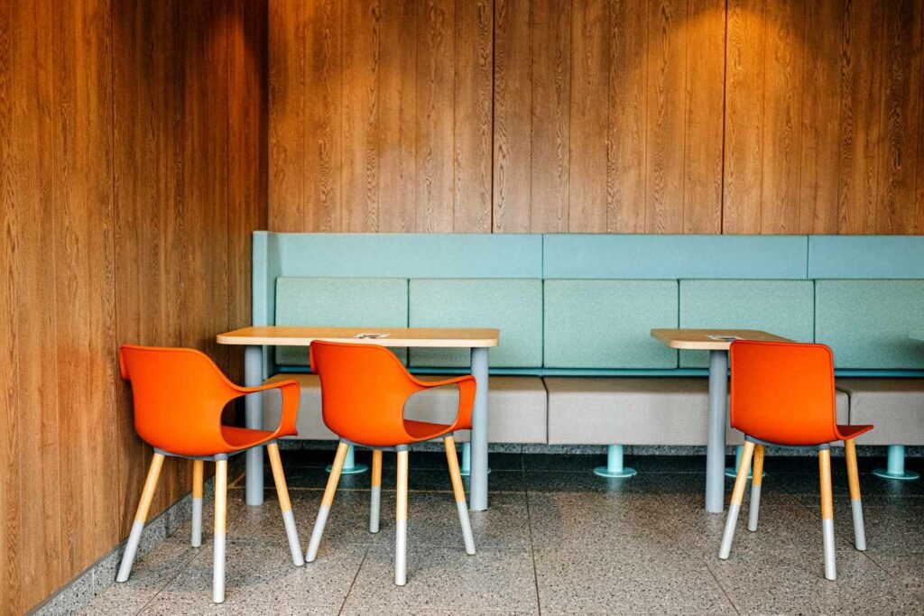 I’m a Former Server Who Buses Tables and Straightens Sugar Caddies