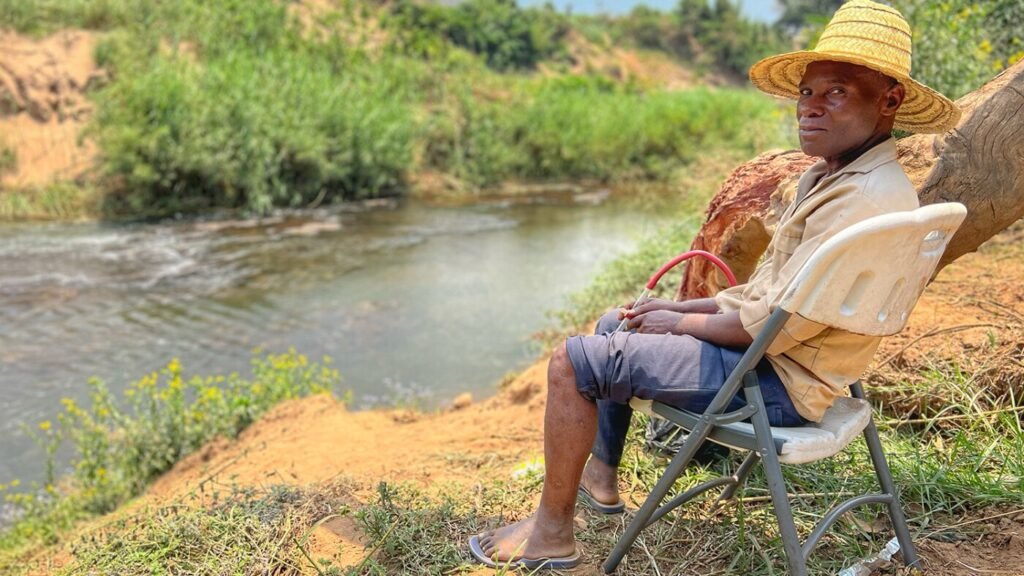 Stinky socks help replace human bait in surveys for river blindness